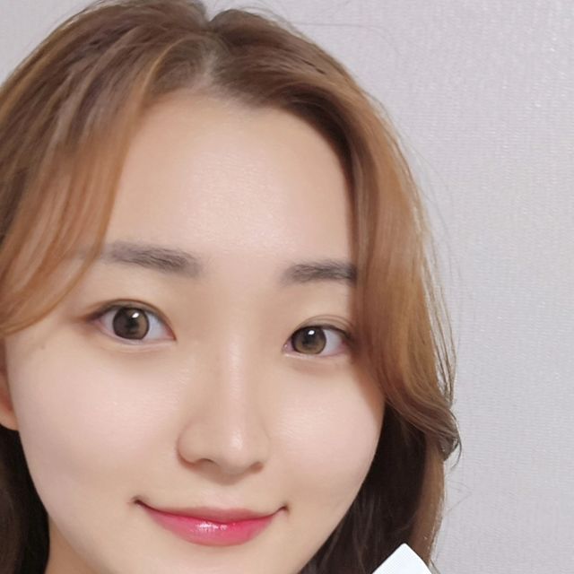𝐍𝐚𝐢𝐥𝐚𝐡 | 네일라 on Instagram: "#제품제공
요즘 매일매일 쓰는 선크림💛💛💛

🌹뷰티 앱 '화해' 선크림 카테고리에서 Top 10 안에 드는 데일리 선크림이라길래 믿고 사용해봤는데, 역시는 역시!!

지금까지 무기자차, 유기자차 안 가리고 다양한 선크림 사용해봤는데, 항상 고민이었던 게 건조함이었어요🔥 근데 이 제품은 촉촉하게 피부에 착! 흡수되니까, 들뜨거나 번지는 것도 전혀 없고, 건조함도 없었어요. 수분베이스 제형이라 펴바를 때에도 뭉치거나 들뜸 없이 착붙인거 보이시죠??💦💦💦 백탁현상이나 끈적임도 없어서 위에 뭔가를 덧발라도 좋고, 요거 하나만 써도 너무 좋은 제품👀✨️

☀️아침에 피부 보습 잘 하고 출근해도, 선크림 바르면 금방 건조해져서 오전 업무하면서 내내 수분크림 덧바르고 그랬었는데, 이거 바르고 나서부터 그런 짓(?)을 안 하게 되어서 사용하는 내내 정말정말정말 만족스러웠던 제품....이건 다 쓰면 내돈내산 할 의향 💯% 있음😳❤️

제가 이번에 사용한 💛올 데이 에어리 선스크린💛은 🥑올리브영 온라인🥑에서도 만나보실 수 있답니다!!.

더 많은 정보 구경하러가기❤️
📍@dear_klairs

#클레어스 #올데이에어리선스크린 #선크림 #선크림추천 #올리브영추천템 #klairs #올리브영선크림 #썬크림 #loveklairs #촉촉한선크림"
