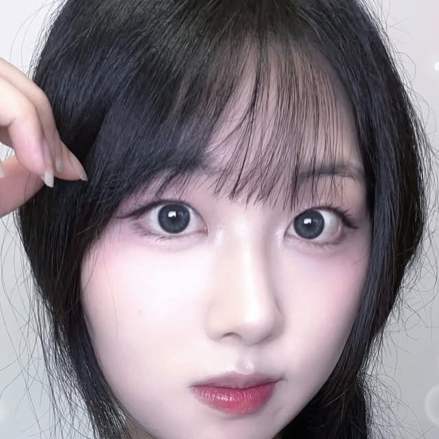 수빈 on Instagram: "#광고 여름 메이크업💦

색감 예쁜 투에이엔 제품 이용해서 메이크업 해봤어욤!

러블버블 컬렉션 신제품 출시💕
-베러 미 아이팔레트 16버블캔디
-퓨어 글래시 하이라이터 _IV01 슈가베일
-롱 웨어 파운데이션 미니
-글레이즈 바운싱 틴트 15피치버블

미니 파운데이션은 여행용으로 가볍게 들고다니기 좋고,
부드럽고 얇게 피부에 밀착되는 느낌이 좋았어요🫶🏻

투에이엔 하이라이트는 제가 너무 애정하는데
고운 입자가 주는 반짝임의 영롱함이 너무 예뻐요 ㅠㅠ
이번 슈가베일 하이라이터는 살짝 연한 살구 핑크기가 가미된 컬러라서
자연스럽게 피부톤에 얹기 예뻐요💕

뽀용하고 다양한 컬러 잘 뽑는 투에이엔 신제품
🤍러브버블 컬렉션🤍 올리브영에서 만나보세욤🫶🏻

#올영픽 #올리브영추천템 #올영필수템 #러브버블컬렉션 #롱웨어파운데이션미니 #컬러플레이듀얼라이너 #투에이엔"