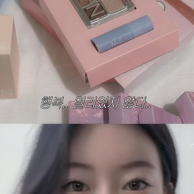 노승연 on Instagram: "#광고 @2an_official 

여름철 메이크업할 때 가장 신경 쓰이는 게 바로 밀착력과 지속력인데요,
최근에 사용해본 투에이엔(2aN) 제품들이 그런 고민을 확실히 덜어줘요

먼저 롱 웨어링 파운데이션 미니는 작지만 탄탄한 힘이 있어서
건조한 날에도 들뜸 없이 피부에 촉촉하게 밀착됐어요
파우치에 쏙 들어가는 미니 사이즈라 여행이나 외출할 때
수정용으로 너무 편리했고,
발랐을 때 땅김이 없고 각질 부각도 없어서 대만족 !

그리고 컬러 플레이 듀얼 라이너는 하나로 두 가지 효과를 낼 수 있어서
눈매를 은은하게 살려주는 애교살부터 깔끔한 아이라인까지 연출 가능해요.
픽싱력이 좋아 여름에도 번짐 걱정이 덜했고,
간단하게 포인트 주기에도 딱이었어요 ⑉♥ 

마지막으로 사용해본 듀얼 치크는 텍스처가 부드러워서
손끝으로 슥슥 발라도 매끈하게 블렌딩되고,
은은하게 생기를 주는 컬러감이 데일리로 쓰기 좋아요

투에이엔은 가성비도 좋은데 제품력이 탄탄해서,
올리브영 추천템으로 꼽히는 이유를 직접 써보니 알겠어요 
올여름 저랑 같이 투에이엔으로 변신해요 ₊‧°𐐪𐑂°‧₊

-
#올영픽 #올리브영추천템 #올영필수템 #러브버블컬렉션 #롱웨어링파운데이션미니 #컬러플레이듀얼라이너"