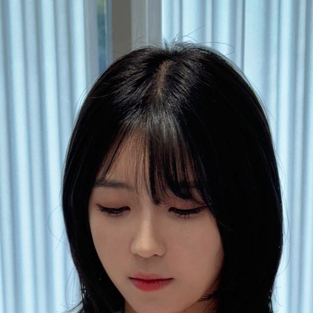 윤져니 on Instagram: "단발펌 한 머리가 너무 부해보이고 관리도 힘들어서 상담 받으러 왔는데 수현 디자이너 선생님께서 친절하게 얼굴형에 어울리는 머리까지 헤어컨설팅 해주셔서 이번에