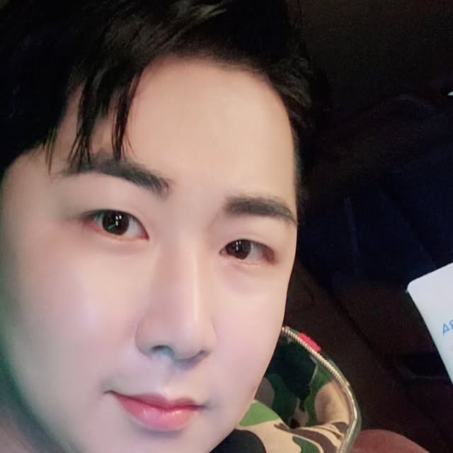최보석 on Instagram: "#광고 . . . #에스트라선크림 #에스트라 더마UV365 비타C 광채수분 #선크림 🌞 민감피부 데일리 선케어 🪭 병원에서 시작한 정통 더마 코스메틱 브랜드 9년 연속 병원 화장