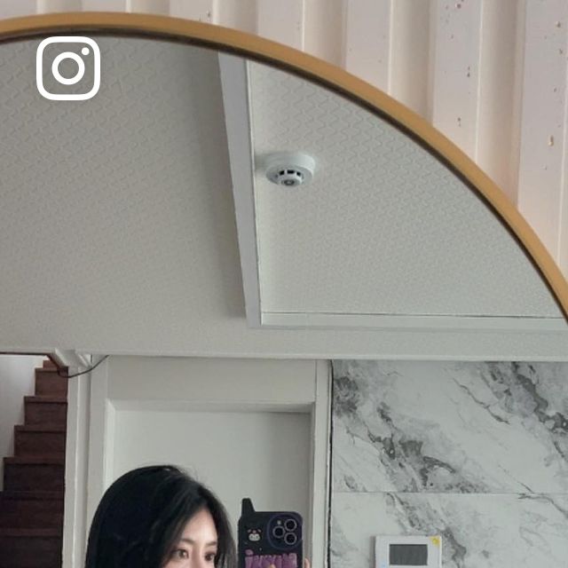 혜원이 | 시간을 쪼개는 여행자 on Instagram: "#광고

오프숄더 입을때 필수인 하루반 브라
여름이다보니 어깨가 드러나는 옷을 많이 입는편인데
흘러내림 없는 브라 찾다가 알게된 하루반이랍니다

실리콘 테이핑이 부드럽게 받쳐줘서
활동적인 일상에도 흘러내림 없고
와이어 없어 더욱더 편하고
일체형 패드라서 세탁할때마다 돌아가는 패드걱정이 없더라구요

들뜸없어서 가슴라인 예쁘게 만들어주는건 덤!

스트랩이 필요하면 스타일링에 따라서 탈부착할수있게
따로 동봉된 센스까지😭😭

아직 하루반 모르시는분들 없죠?

@haruban.kr
@haruban.kr

#하루반 #홀더오픈숄더 #홀더오픈숄더브라"