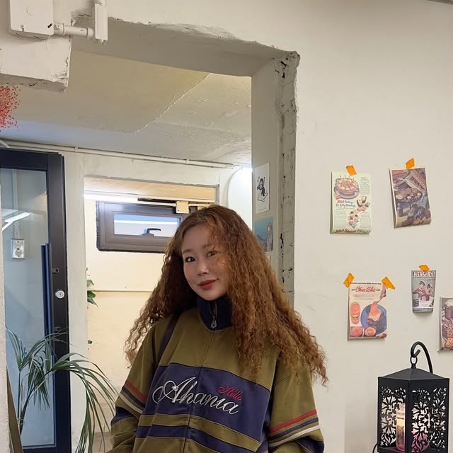 🆂🅾🅼🅸 👩🏾‍🦱🤎 on Instagram: "#광고 귀엽구 따뜻한거 #아드노양털슬리퍼 🐑🤎

좋아하는 플랫폼 디자인에 프리미엄 양털로 하루종일 따뜻한 @adnoofficial 로 오늘의 오오티디 👩🏽‍🦱🎶

🛒 울 100% 소재로 따뜻하고 털 뭉침 현상이 없는 프리미엄 라인 [루체] 

#아드노 #AdnO #협찬 #프리미엄양털슬리퍼 #아드노루체 #이태리브랜드 #델룩코디 #겨울코디 #패션계정"