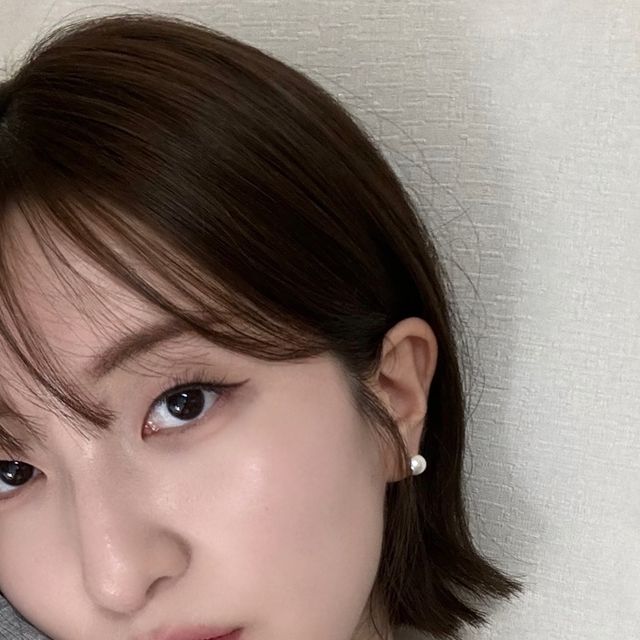 사랄라 on Instagram: "#협찬 #에이프릴스킨
✨여름 추천템 에이프릴스킨 글로우 매트 쿠션 ✨

 🎀 사랄라 여행 + 일상 글로우 매트쿠션 3주사용 후기 🎀

💭 스킨케어 성분 54%이나 함유되어 있어서 수부지, 지성, 건성까지 
모두 사용 가능하고 얇고 가벼워서 자연스러운 속광 피부표현이 
너무 예뽀요.., 정말 화잘먹..마무리감은 픽서 필요없이 뽀송하게 유지되고 
수정화장 필요없는 24시간 롱래스팅 쿠션 그자체✨

💭 ’에어홀존‘+’플랫존‘ 반반으로 구성되어 있는 퍼프💟 ‘에어홀존’에서 소량씩 조절되어 피부에 고르게 나눠바를 수 있었고 ’플랫존‘ 퍼프로 한번 더 두드려주면 좀 더 매끄럽게 표현가눙

💭팩트 꺼낼때마다 예쁘다고 어디꺼냐고 물어볼때마다 기분좋아서 자랑할 생각에 E는 너무 신나버림 ღ’ᴗ‘ღ (쿠션에 키링고리가 있어 쿠꾸가능해 어울리는 키링 찾는중ㅎㅎㅎ 제일예쁘게 꾸며봐야딩ㅎㅎ)

💭 01 페어 컬러(17~19호추천) 사용했는데 색상이 정말 너무 예뿜ㅜ 
커버도 잘되는데 텁텁 답답느낌보다 맑고 깔끔한 피부표현에 
홍조,모공도 예쁘게 커버 되서 
이번 여름 쿠션 유목민은 에이프릴스킨에 정착완료❇️

💎 구매처 에이프릴스킨 온라인자사몰 (https://aprilskin.com/)

#광고#글로잉매트쿠션#글로잉매트#글로우쿠션#매트쿠션#쿠션팩트#쿠션팩트추천#모공커버쿠션#커버력좋은쿠션#쿠션파데추천#커버쿠션#파운데이션추천#19호쿠션#17호쿠션#21호쿠션#쿠션추천"