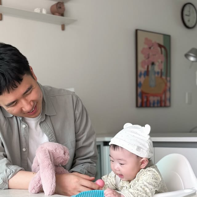 워니니홈ㅣ집꾸미기 • 육아일상 on Instagram: "#제품제공 
로하 이유식을 시작하면서 하이체어를 사용해 보았어요. 

노미는 무게가 4.68kg밖에 안 돼서 한 손으로도 쉽게 옮길 수 있어요. 집 안 여기저기 자주 이동해가며 사용하는 저희한테는 정말 큰 장점이었어요.

 
또 플라스틱 재질이라 청소도 정말 간편했어요. 이유식 먹이고 나면 의자 여기저기 흘린 자국들이 생기잖아요. 물티슈나 젖은 행주로 쓱 닦기만 해도 금방 깨끗해지고, 물에 젖어도 금방 마르니까 위생적으로도 마음이 놓였어요.

노미는 아이 성장에 따라 좌판과 발판 높이를 조절할 수 있어서 하이체어 하나로 유아기부터 어린이 시기까지 오래 사용할 수 있는 것도 큰 장점이에요. 조절도 공구 없이 손으로 돌리기만 하면 돼서 굉장히 간편하더라고요.

디자인도 빼놓을 수 없는데요. 노미는 디자인이 정말 세련되고 심플해서 우리 집 식탁 옆에 두어도 어색하지 않았어요. 덕분에 이유식 시작하면서 생겼던 공간의 변화들도 부담 없이 받아들일 수 있었던 것 같아요.

가볍고, 관리 쉽고, 조절도 편해서 매일 사용하는 육아템 중 만족도 높은 제품이에요. 오래 쓸 하이체어 찾는다면 스토케 노미 추천드려요.

@stokkekorea

#아기의자 #하이체어 #스토케노미 #스토케 #노미 #노미베이비세트 #이유식의자"