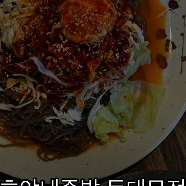 하요미(⚡️) on Instagram: "#광고 청량리 맛집 [호야네족발 동대문점] 서울시립대 근처 족발맛집 호야네족발, 저는 매운게 땡겨서 불족발과 막국수를 시켰어요 - 우선 기본찬부터 오뎅탕과 계