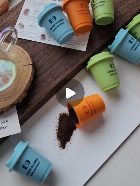 유림정성-경이 on Instagram: "#광고

☕️ 작은 컵 안에 담긴 진짜 커피의 깊이
엔터나인커피(ENTER9)

요즘 집에서도 카페 느낌 내고 싶을 때
이 미니컵 하나면 충분하더라구요.

엔터나인커피는
SCA 스페셜티 커피협회 기준 80점 이상
최상급 아라비카 원두만 사용해서 그런지
첫 향부터 확실히 다르더라구요.

잔에 물을 붓는 순간 퍼지는 향이
고소하면서도 깔끔하고,
마시면 산미와 바디감이 균형 있게 느껴져요.

쓴맛만 강한 인스턴트 커피와는 결이 다른 느낌.
특허받은 동결건조 기술로
12시간 저온 추출 후
–40°C에서 38시간 동결건조 과정을 거쳤다고 해요.

그래서인지 찬물에도 빠르게, 깨끗하게 녹아요.
뜨거운 물은 물론, 아이스도 뭉침 없이 부드럽게 완성✨
물만 있으면 언제 어디서든 바로 커피 한 잔.
라떼는 아몬드우유나 두유에 타보세요.

부드러운 크리미함이 더해져
홈카페 감성 제대로 살아나요 🤍

알루미늄 씰링으로 밀봉되어
외부 노출 걱정도 줄였고,
캠핑 갈 때 챙기기 딱 좋은 사이즈.
패키지도 귀여워서 선물용으로도 좋아요.

HACCP 인증 GMP 시설에서 제조되고
Q-GRADER 연구진이 원두별 최적 로스팅을 구현했다니
작은 컵이지만 꽤 진심이 담긴 커피.

구매처 👉 https://naver.me/Fw7xfkMp⁠

#엔터나인커피 #콜드브루 #홈카페 #캠핑커피"
