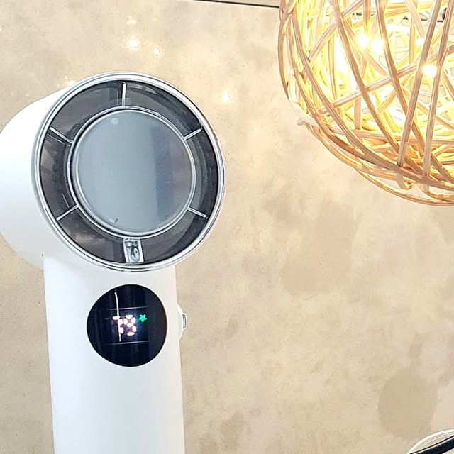 지아 on Instagram: "#광고 #손선풍기

요즘 날씨가 정말 미쳤어요~!
더운 걸 넘어서서 너무 뜨겁고 습하고...
더위를 잘 안 타는 저조차도 가만히 있어도 너무 더워 몸이 뜨거워 지는데요~! ㅜㅜ

일반 휴대용 선풍기로는 오히려 뜨거운 바람이 나와서 휴대용 냉각 선풍기를 알아보다가 #SMIRIA냉각손풍기 를 알게 됐어요.

"SMIRIA 냉각 손풍기"는요?!

✅ -20℃ 순간 냉각 -> 펠티어소자로 순간 냉각 효과로 냉각효과 MAX & 쾌적도 UP!
✅ 100단계 조절 가능 -> 1 ~ 30단계 : 편안한 자연풍 / 31 ~ 60단계 : 시원한 바람 / 61 ~ 100단계 : 시원하고 산뜻한 강풍
✅ 음이온 기능 -> 주변에 플랑크톤을 제거하여 바람의 정화에 도움
✅ C타입 USB 충전 -> 송풍모드 : 최대 30시간 연속 사용 / 송풍 + 냉각모드 : 최대 4시간 연속 사용 (풍속 1로 사용시의 기준)
✅ 3WAY 설계 -> 휴대용 & 소형 탁상용 & 가방 등에 걸어서 사용 가능
✅ 안전 설계 -> 과전·과류 보호 & 고온 보호 & 과압 보호 & 단락 보호
✅ 저소음 디자인 -> 약풍 : 16db / 중풍 : 25db / 강풍 : 40db
✅ 183.5g 초경량 & 155*50*50mm 컴팩트한 사이즈

보 통 실내에서는 40단계만 돼도 엄청 시원하고요~ 밖에서는 61단 이상으로 사용하면 시원하고 쾌적한 바람을 느낄 수 있어요~

그리고 C타입 USB로 간편하게 충전할 수 있고, 디스플레이로 배터리가 어느 정도 남아 있는지 확인 할 수 있어서 좋아요. 그리고 한번 충전하면 며칠이고 오랫동안 사용할 수 있답니다. ㅎ

화이트 색상의 깔끔한 디자인으로 예쁜데다가 그립감도 좋고, 무게도 많이 나가지 않아 손목에 부담감도 덜고, 주머니에도 쏙 들어가 휴대하기 간편해요.

게다가 책상 위에 세울 수도 있고, 고리가 있어서 걸어두고 사용하는 등 다용도로 이용이 가능하답니다.

📢 이 번에 쿠팡에서 특가 이벤트를 진행하는데요.
✅ 정가 49,800원 → 초특가 25,540원
놓치면 후회할 초특가 찬스🔥
놓치지 마세요~^^

#한정특가 #쿠팡이벤트 #무선냉각선풍기 #냉각선풍기 #휴대용선풍기 #선풍기추전 #캠핑용선풍기 #충전식선풍기 #SMIRIA선풍기 #쿠팡이벤트"