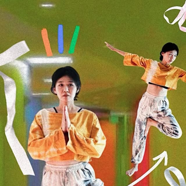 안수연  ☻ on Instagram: "#광고 나의 호흡에 귀 기울일 때 @happyyogis_official 

급한 성격 탓에 때때로 내가 숨을 쉬고 있나? 이런 엉뚱한 생각을 할 때가 있었다. 친구나 선배들이 요가를 하거나, 서예를 하면 성격이 좀 여유로워질거라고 조언한 게 생각나서 유일한(?) 운동이 요가수련이었다. 물론 오래할 순 없었다. 명상과 호흡은 혼자서도 할 수 있으니까 집에서 시간을 내서 스트레칭과 동작을 한다. ✨

편하면서 예쁘고, 뭔가 운동의 동기부여가 되는 나의 쉼표 포인트 #해피요기즈 를 만나고 은근 신이나서 데려오고, 이사하면서 버린 요가매트를 보는 중이다 뭔가 거꾸로 됐나? 한동안 수련시간을 못 내서 그런가? 동작이 어설프지만, 내가 좋아하는  타이다이 기법의 하렘팬츠와 ’Natural Dyeing‘ 천연염색의 머스타드 커버업 티셔츠까지~ 동작은 편안하게, 무드는 페미닌하게~ 이제 동기부여 됐으니 열심히 해봐야지. 그나저나 컬러감 너무 예뻐서 봄/ 여름 외출복해도 무리없겠어~ (무신사, 더블유컨셉, 29cm 등에서 만나~)

👍🏾해피요기즈 #블랙프라이데이 일정을 잊어버렸네!
👍🏾11월20일 ~ 11월30일까지 예쁜 옷 보러 빨리가자~~ 

#해피요기즈 #요가복 #요가룩 #운동복 #요가강사 #요가웨어 #yoga #피트니스룩 #yoga #Happyyogis #운동하는여자"