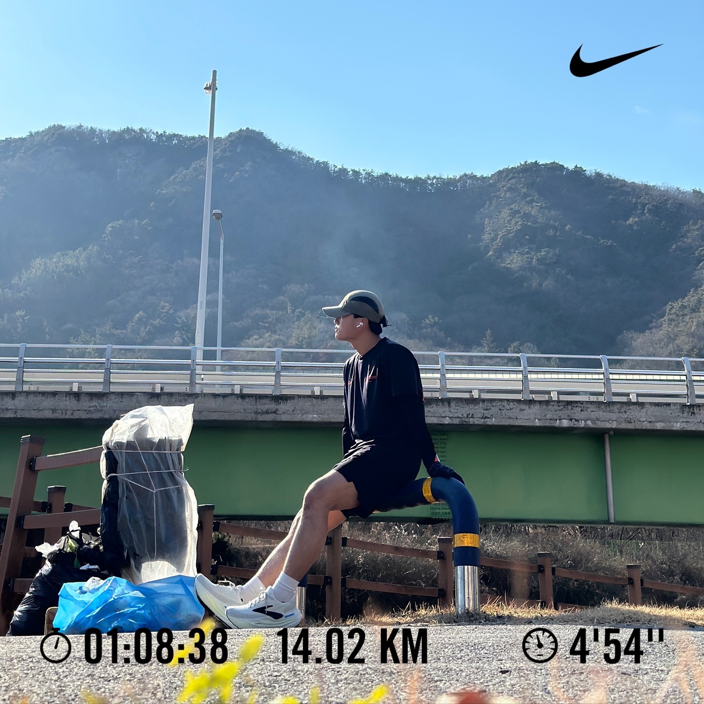 쉬엄쉬엄해도 괜찮은데😉

오늘 러닝은 14km 지속주를 뛰고 왔습니다.
이번에 브룩스에서 ”글리세린 맥스“ 러닝화를 구매해 봤는데요.
집에 도착하자마자 바로 테스트 러닝을 해봤습니다. 쿠션감도 좋고 안전성도 너무 좋아서 만족스러운 러닝이었습니다. 간단한 훈련이나 장거리 훈련할 때 쓰면 딱 좋을 것 같아요. 가격은 조금 비싼 것 같아요……24만 원😅

지금 골반 쪽이 별로 좋지 않아서 러닝 시작과 끝에 골반 스트레칭을 10분 추가했습니다. 정확한 건 병원에 가봐야 알겠지만 주변 분들이 러닝 자세가 조금 변해서 그럴 수도 있다고 하셔서 골반 부상과 자세에 관해서 많이 알아보고 있습니다. 이렇게 또 하나 알아가네요..🥲 다들 부상 조심하시고 항상 건강한 러닝 되세요. 

#마라톤준비 #마라톤훈련 #러닝기록 #오런완