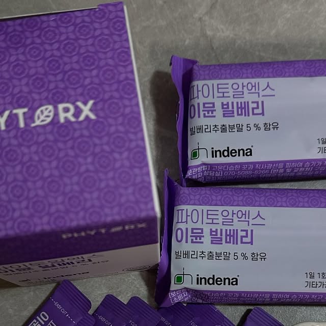 보구의맛집 on Instagram: "#이뮨빌베리 #파이토알엑스

💪오늘 소개해드릴 제품은 파이토알엑스 이뮨 빌베리, 사람들이 많이 찾는 제품인데요, 아무래도 안토시아닌 함량이 굉장히 높다보니까 찾는 사람들 사이에서는 굉장히 유명한 제품이더라구요! 빌베리는 항산화 기능이 뛰어난 작은 열매예요. 생긴건 블루비리처럼 생겼는데 이 빌베리는 주로 눈 건강에 좋은 영향을 줍니다! 피로도 줄여주고 요즘같이 난방을 틀어서 생기는 눈의 건조함을 개선해준다고 해요!

🫐100% 빌베리를 사용하는 이뮨 빌베리! 이런 분들께 추천드려요. 컴퓨터, 스마트폰 많이 보시는 분, 눈에 건조하거나 뻑뻑한 느낌을 잘 느끼거나, 몸에서 불편한 신호가 자주 느껴지는 분들에게 특히 좋다고 합니다! 그리고 장기간 쉬지않고 공부를 하는 우리 청소년들에게도 굉장히 좋을 제품이에요~~ 베타글루칸 분말이 1포당 200mg을 함께 가지고 있어서 식이섬유 섭취까지 한번에 가능해요!

😝이지컷으로 제품이 간편하게 되어있고 완전 가루재질이라 목에 걸리거나 맛에 거부감이 없고 부담없이 털어먹기 가능합니다 ㅎㅎ 하루 한 포로 충분하게 눈 건강관리를 할 수 있다니..! 컴퓨터를 많이 사용하는 저에게도 굉장히 필요한 제품이에요! 누군가 눈 건강영양제를 찾는다면 저는 무조건 이뮨빌베리 소개해 줄 것 같습니다^^

인님들도 이뮨빌베리와 함께 눈건강 챙기세요~~!!👀

#광고 #빌베리효능 #빌베리영양제추천 #빌베리파우더 #약들약빌베리 #빌베리루테인 #눈건강 #눈영양제 #안구영양제 #빌베리 #이탈리아빌베리 #맞팔 #선팔하면맞팔 #먹팔 #영양제 #photography #eye #eyetheraphy"