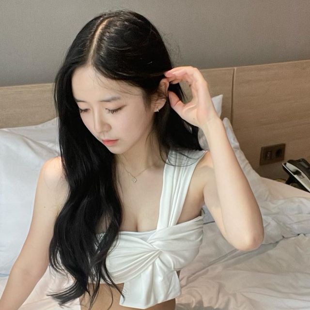 연 우 on Instagram: "#협찬 
[체스터톤스 속초]

체스터톤스 수영장에서 놀았는데 주중에 2030세대가 와서 수영하고 인생샷 건지기 너무 좋은거 같아요🤍
올해 비소식이 너무 많지만 우천시에도 운영한다하니 비오는날에 수영하는것도 낭만 있을거같아요
여름에 DJ풀파티도 한다 그러던데 너무 재밌을거 같아요
-1차:드림콘서트(7/22)
-2차:D나이트파티(7/29~30 양일)
 
(8월에도 진행예정이라고 하니 자세한내용은 체스터톤스홈페이지 및 태그한 인스타그램 참고부탁드려요)

#속초 #체스터톤스속초  #비키니 
#좋아요테러 #좋아요반사 
#좋아요테러 #좋반 #좋아요 #좋아요반사 #팔로우 #맞팔환영 #맞팔해요 #오늘의훈녀 #몸매스타그램 
#선팔하면맞팔 #선팔 #follow4like #fff #followforfollowback #likeforlikes 
#like4follow  #f4f  #ootd  #04년생그램 #속초호텔 #속초호텔수영장 #속초야외수영장 #호텔어플 #속초호텔추천 #체스터톤스수영장 #체스터톤스 #체스터톤스속초"