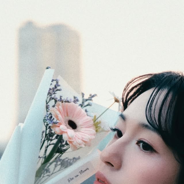 송아_모델 on Instagram: "#협찬 봄에 입기 좋은 #스탠다드에러 [스탠다드 블루종 스웨이드 자켓] 아이보리 색상 루즈 오버핏으로 넉넉한 사이즈에 밴딩으로 되어있는 소매와 밑단으로 안정감있