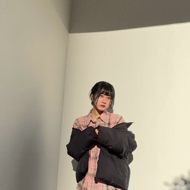 세니 on Instagram: "#협찬

오사와 OW-183 미츠리 크롭 하이넥 패딩 (BLACK)

넘나 편한 패딩..✨
하이넥 디자인이라 따숩☃️
가볍구 활동성 너무 좋고 밑단 스트링이 있어서 다양하게 스타일 연출 가능해여😏

서른이 일주일도 안남았다는 생각에 체력이슈나서 눈 다 풀림..🥲"