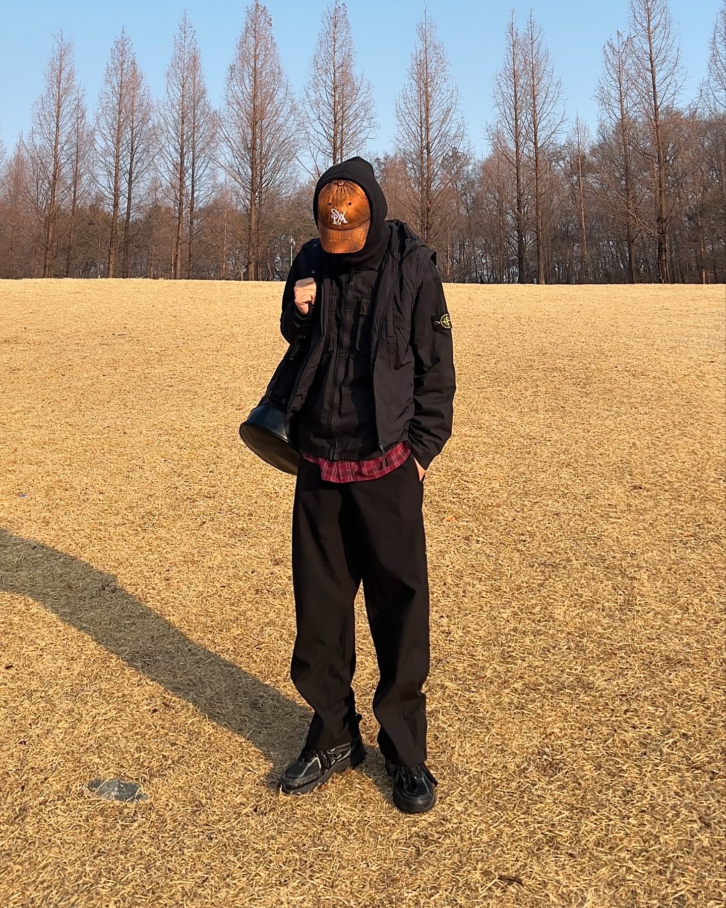 #이벤트 #세븐셀라 sevenselah_official 
181cm / 64kg
[LAB/S.01] 시그너처 로고 러스트 워싱 볼캡

1️⃣ 각종 디스처리와 고온 가먼트 열처리, 애시드 워싱, 솔트 워싱을 사용해 빈티지 감성을 구현했습니다 👍

2️⃣ 색감이 진짜 이쁘고 스트릿한 감성을 더욱 살려줍니다 ✅

Outer: lemard__official (이벤트) stoneisland 
Top: cargobros brandsalon_office brandsalon_ (협찬)
Bottom: garrix_archives (협찬)
Shoes: newbalance 
Etc
Cap: sevenselah_official (이벤트)
Bag: vonvat_official (협찬)