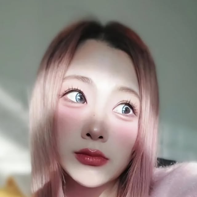 유리 🎀 𝕐𝕌𝕃 on Instagram: "#광고 #협찬 #OLOLA #오로라렌즈
#아이디프 #idiff 의 첫 상품 ❗️ MEOW 렌즈에요!
고양이에서 영감을 받은 렌즈인데 정말 신비롭지 않나요?ㅠㅠ!
제가 착용한 컬러는 SIAM BLUE 샴 블루인데 #하이라이트렌즈 제대로에용

햇빛에서 특히 더 예쁘고 실내 조명, 어두운 곳에서도 존재감 뿜뿜
햇빛이나 조명이 없으면 #자연스러운렌즈 에요.
#써클렌즈 #컬러렌즈 #학생렌즈 로 분위기 내고 싶을 때 강추!

패키지도 짱짱 예뻐오💗
위시드 드롭과 함께 썼는데 하루종일 렌즈 착용해도 불편하지 않았고,
홀라 현상도 없었어요!! 고양이 눈처럼 매력적인 렌즈🐱💝"