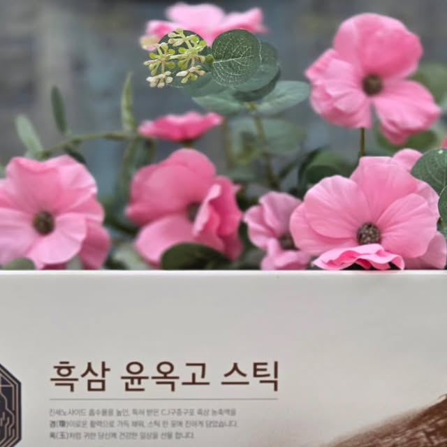 비쥬테이블ღ on Instagram: "#협찬 #제품제공
#한뿌리 #윤옥고스틱 #녹용스틱 #cj웰케어

한뿌리에서 윤옥고스틱과 녹용스틱을 보내주셔서 받아봤어용🤎

🤍100% 국내산 수삼을 9번 찌고 9번 말린 특허 받은 흑삼농축액으로 진세노사이드의 흡수율을 높인 윤옥고스틱이였어요☺️
흑삼으로 꽉 채운 기초 영양으로 면역력부터 활력까지 찾을 수 있어요😉
3가지 부원료 (숙지황, 백봉령, 사양벌꿀) 국내산 100% 전통원료가 배합됐다고 해요🤩
진하게 농축된 흑삼의 깊고 풍부한 풍미가 담긴 프리미엄 흑삼 제품을 스틱 한 포에 쏙 넣어 선물 좀 해본 언니들이 추천하는 센스있는 선물이에요.

🤍전통 소재인 작약, 천궁, 당귀, 황기, 지황, 감초, 계피, 생강, 대추와 5가지 귀한 버섯을 조화롭게 담아 깊은 맛을 구현한 녹용스틱이였어요🤭
한국의 전통 가치와 글로벌이 주목하는 건강 트렌드로 연령대 불문 실패 없는 선물 조합으로 선물 좀 해본 언니들이 추천하는 센스있는 선물이죠😙
진세노사이드 흡수율을 높인 특허받은 CJ구중구포 흑삼으로 만들어졌답니다😊

한국의 전통 가치와 글로벌이 주목하는 건강 트렌드로 연령대 불문 실패 없는 선물 조합으로 선물 좀 해본 언니들이 추천하는 센스있는 선물이에요😆
1일 1포 섭취하면 되니까 먹기도 편하죠😆
전통과 건강의 가치를 모두 담은 대한민국 TOP3 인홍삼 브랜드, 한뿌리 브랜드의 선물세트를 선물해보시는 건 어떨까용?🤍
@cjwellcare_official

- 윤옥고 : https://brand.naver.com/cj_wellcare/products/12266157897

- 녹용스틱 : https://brand.naver.com/cj_wellcare/products/9062913529

#cj #윤욕고 #녹용 #녹용스틱 #경옥고효능 #경옥고스틱 #흑삼윤옥고스틱 #명절선물 #명절선물세트 #부모님선물 #추석선물세트 #녹용스틱 #흑삼진녹용스틱 #녹용추천 #활력 #에너지 #면역"