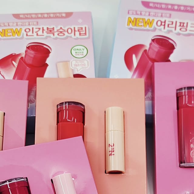 ckekrud on Instagram: "#광고#올영픽#올리브영추천템#올영필수템#러브버블컬렉션#롱웨어링파운데이션미니#컬러플레이듀얼라이너

투에이엔 러브 버블 컬렉션 올리브영 추천템으로 소개하고싶고 나만 알고싶은제품 파우치에 쏙 들어가는 미니 파운데이션으로 부담 없이 간편하게 메이크업이 가능하면서도 달콤한 꿈을 꾸는듯 캔디 팝 핑크 아이 팔레트 듀얼라이너는 3mm 슬림 운영 라이너로 트임부터 5mm 펄 라이너로 통통한 애굣살까지 한번에 연출이가능하고 마지막으로는 달콤하면서 생기있게 도와주는 글레이즈 바운싱틴트 투에이엔 제품덕분에 정말 예쁘면서 자연스러우면서 달콤한 메이크업 완성했어요~^^

롱 웨어링 파운데이션 미니 21호 아이보리
투에이엔 컬러 플레이 듀얼 라이터 01 허니 피치 기획세트
투에이엔 베러 미 아이팔레트 16 버블 캔디 기획 세트
투에이엔 글레이즈 바운싱 틴트 
04 피치 슈 05 버블리
08 로즈 문 09 캔디츄
16슈가버블 
국내 미출시 한정 컬러 올리브영 단독기획으로
기획세트 너무 만족합니다"