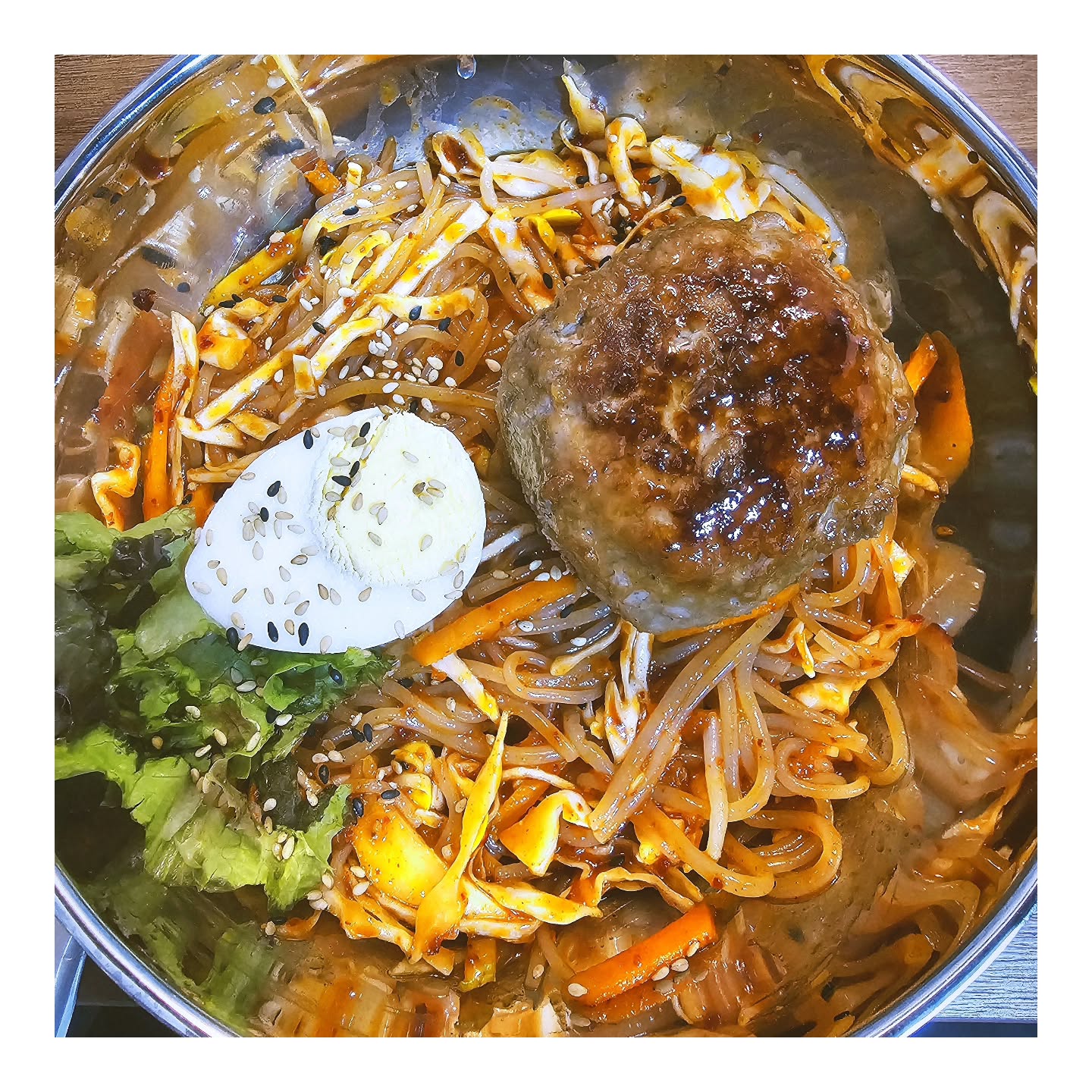 🌟 서촌에 위치한 가게명 #북촌 쫄떡정식 🌟

서촌에 위치한 쫄떡정식을 즐겼어요! 😋✨

🍜 쫄면: 달콤하면서도 매콤한 양념이 일품! 쫄깃한 면발이 정말 맛있어요. 
🥩 떡갈비: 육즙 가득한 떡갈비와 쫄면의 조화가 환상적이에요!

비주얼도 너무 예쁘고, 한 입 먹으면 행복이 가득! 💖

📍 위치: 서울특별시 종로구 서촌길 123 
🚇 교통: 경복궁역 2번 출구에서 도보 10분, 버스 정류장도 가까워요!

서촌에 오신다면 꼭 들러보세요! #서촌북촌 #쫄떡정식 #맛집 #서울맛집 #먹스타그램