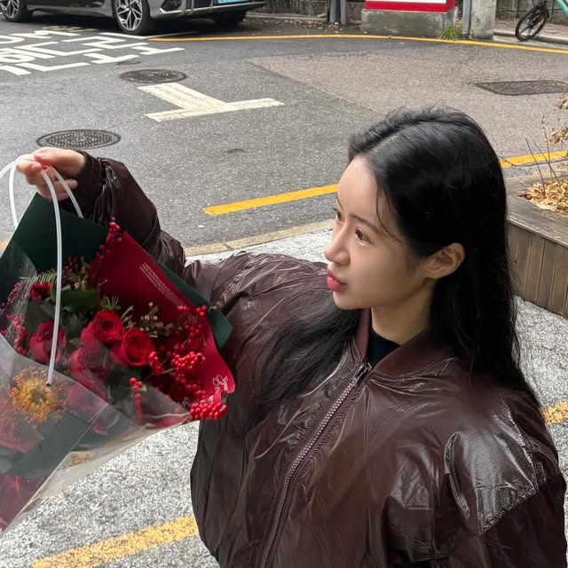 MN on Instagram: "#협찬

아이러니포르노화이트라인 숏패딩이에요 !
오버핏 실루엣에 은은하게 광택감 있는 글로시 소재라 입는 순간 트렌디한 무드가 살아나고 MA-1 특유의 캐주얼함도 잘 느껴졌어요, 투웨이 지퍼라서 완전히 잠가 깔끔하게 연출해도 좋고 아래를 살짝 열어 스타일링 포인트 주기도 좋아서 다양한 코디에 활용하기 편했으며 전체적으로 여유로운 핏이라 활동성도 정말 만족스러웠습니다, 사이드 포켓은 물론 내부 포켓까지 있어서 수납력도 생각보다 좋아 실용적이었고 디자인 자체가 베이직해서 데일리룩부터 스트릿 무드까지 부담 없이 매치하기 좋은 숏패딩이라 요즘 같은 날씨에 자주 손이 갈 것 같아요! 

#아이러니포르노화이트라인 #IRONYPORNOWHITELINE #남여공용패딩 #패딩 패딩조끼 패딩베스트 패딩점퍼 글로시패딩 오버핏 헤비아우터 아우터 레더 데일리룩 패딩추천  Padding"