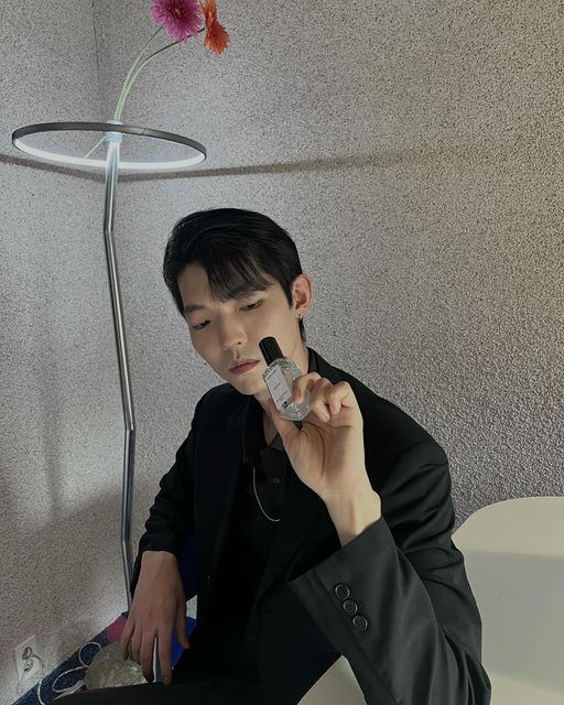 춤추는 모델 I Slim.J 슬림제이 I 댄스•모델•패션 on Instagram: "#광고 이번에 블랙하비에서 향수를 받았다!!
제가 이번에 받은 향수는 로즈솝이라는 향의 제품이예요.
⚫️남성스러운 느낌을 줄수있는 묵직한 우디향
🟡살짝 달달한 장미향과 우유의 조화로움으로 인해 남는 잔향도 너무 
매력적인 제품인데요 비슷한향으로는 논픽션 로즈테일(?)느낌도 있어요
전 제가 쓰는 향은 남한테 알려주는걸 별로 안좋아하는데 이건,,, 
알려주지않고는 못배기겠어,,❤️ @blackhobby_official 
.
#광고 #향수 #향수추천 #향수선물 #선물추천 #니치향수 #수제향수 #남자향수 #여자향수 #드레스퍼퓸 #섬유향수 #블랙하비 #블랙하비섬유향수 #로즈솝 #블랙하비논픽션 #로즈페일 #남녀공용향수"