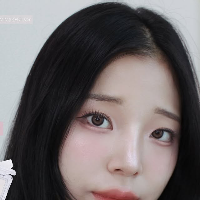 프롬예슬 | 뷰티·메이크업 on Instagram: "#광고 WARM MAKEUP & COOL MAKEUP 두 가지 무드 ✨
전제품 투에이엔으로 풀메이크업 해봤어요! (@2an_official )

💡 사용 제품

1️⃣ 롱 웨어링 파운데이션 미니 19 페일 베이지
미니 사이즈로 휴대성 UP! 하루 종일 무너지지 않는 보송 피부 연출

2️⃣ 컬러 플레이 듀얼 라이너 01 허니 피치 & 03 타로 버니
펄 날림 없이 부드럽게 발리는 애굣살 & 음영 라이너
	•	허니 피치 : 꿀 먹은 피치 + 소프트 브라운
	•	타로 버니 : 뽀용 핑크 + 모브 브라운

3️⃣ 퓨어 글래시 하이라이터 WHO1 / NDO1 / PKO2
모공 부각 없이 맑고 투명한 물먹광✨
	•	프로스티 : 깨끗하게 빛나는 화이트빔
	•	쉘 : 은은하게 어우러지는 진주 베이지빔
	•	핑크벨 : 쿨한 매력의 핑크빔

4️⃣ 글레이즈 바운싱 틴트 9호 캔디츄 / 15호 피치 버블
쫀득하게 밀착되는 탕후루 립 
	•	캔디츄 : 인간 체리 되는 체리 레드
	•	피치 버블 : 말랑 복숭아 시럽 핑크

5️⃣ 듀얼 치크 02 러브 로지 / 17 버블 하트
투톤 조합으로 얼굴 생기 가득
	•	러브 로지 : 라이트 피치 + 생기 있는 피치 핑크
	•	버블 하트 : 딸기우유 핑크 + 팝핑크

💖 웜 & 쿨, 당신의 무드는 어떤 쪽인가요?
오늘은 투에이엔으로 취향 가득한 무드를 완성해 보세요✨

#광고#올영픽#올리브영추천템#올영필수템#러브버블컬렉션#롱웨어링파운데이션미니#컬러플레이듀얼라이너 #화장픔 #화장품추천 #투에이엔 #메이크업 #웜메이크업 #쿨메이크업"