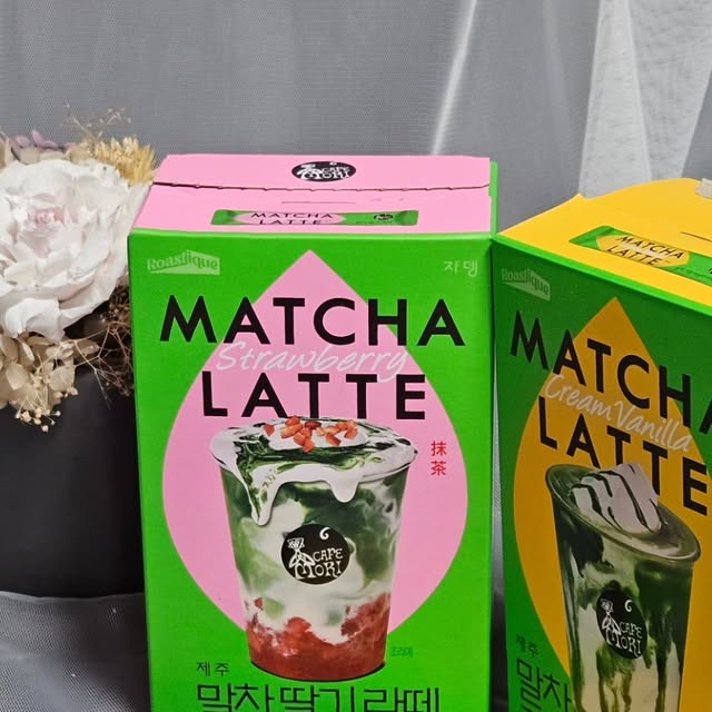 김혜인 on Instagram: "#광고
쟈뎅 까페모리 제주 세레모니얼 말차라떼 🍵
요즘처럼 쌀쌀할 땐 역시 따뜻한 말차 한 잔이 최고💚

제주 세레모니얼 말차라서 그런지 한 모금 마시자마자
쌉싸름한 말차 향이 부드럽게 퍼져서 너무 좋았어요

✔ 말차딸기라떼
따뜻하게 마셔도 딸기 향이 은은하게 살아 있어서
말차 특유의 쌉쌀함이랑 달콤함 밸런스가 딱🍓
디저트처럼 즐기기 좋은 조합이라 티타임에 찰떡!

✔ 말차크림바닐라라떼
말차에 바닐라의 달콤함이 더해져서
한층 더 부드럽고 포근한 맛🤍
크리미해서 추운 날 손난로처럼 꼭 쥐고 마시게 되는 메뉴랍니다

집에서도 카페 온 것처럼
따뜻하게 즐기는 말차 라떼 한 잔🍵
오늘은 어떤 말차로 마실까 고민되는 날✨

#쟈뎅말차라떼 #쟈뎅 #쟈뎅까페모리 #제주세레모니얼말차"