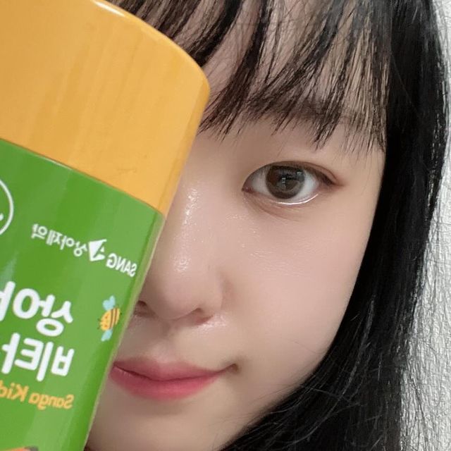 지지졔 on Instagram: "#광고 
육아맘이라면 아이를 위해서 성장기 아이에게 필요한 유산균 하나씩 먹이고 있지만,

상아제약의 키즈비타 유산균은 
입맛이 까다로운 아이가 먼저 달라고 할만큼 맛있는 요구르트 맛이라 정말 좋아하고 잘먹어요.^_^
편식하는 아이나 딱딱한변, 장이 예민한 아이들에게도 정말 추천해요.

하루 1포씩 간편하고 휴대가 용이하게 외출시에도 들고 나가기 간편하고 따로 계량필요 없이 권장량 만큼 섭취가 가능해서
너무 편리하고 좋아요 >_<

유통기한 또한 정말 넉넉해서 쟁여템해도 충분해요 !
17동의 혼합 유산균으로 식약처에서 인정한 기능성 원료를 사용한 겅강 기능 식품으로 아이들이 안심하고, 
엄마들이 믿고 선택하는 제품이에요. ^_^

배송도 정말 빠르니까 급하게 시켜도 오래기다리지 않고 금방 받아 볼수 있어요!!

#광고#상아제약#어린이유산균#키즈비타유산균#키즈유산균#어린이영양제#키즈영양제#아이유산균 #육아맘#협찬#선물 #좋아요
 @sanga_pharm"