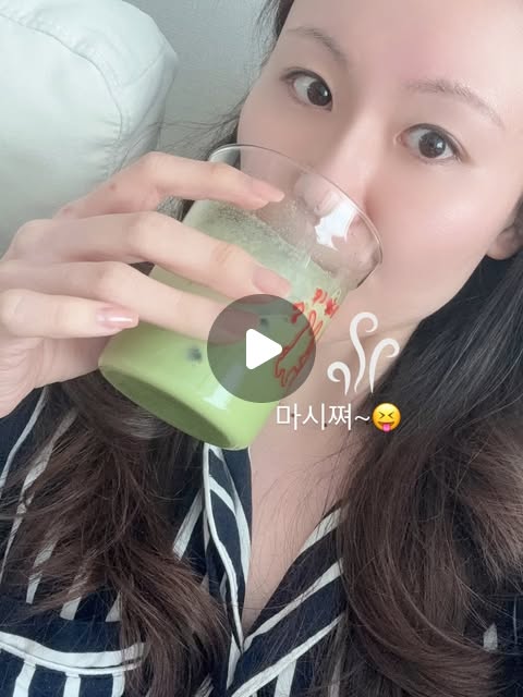 쏠 𝒘𝒐𝒓𝒍𝒅🌍 on Instagram: "#광고#쟈뎅
말차러버 모여라~😝
이제 집에서도 부드럽고 달콤한 말차라떼를 즐길 수 있어요! 
쟈뎅에서 제주산 말차를 이용한 말차라떼6종이 간편하게 즐길 수 있는 스틱형태로 출시했기 때문이죠>,<
자일로스 설탕으로 당걱정 줄이고, 딸기/바닐라/블루베리 다양하게 골라먹을 수 있으니 너무 좋자냐~🫶"