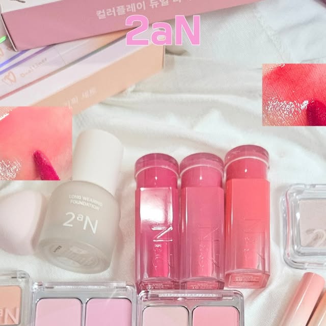 트렌드픽365 | 뷰티·패션·푸드·팝업뉴스 on Instagram: "#광고 #2an_official

💗투에이엔 러브 버블 컬렉션 💗
하츠투하츠 pick 여름에 맞춰 뽀용하고 시원한 컬러들이 가득해요!

💕러브 버블 컬렉션
📌 글레이즈 바운싱 틴트
◾맑게 코팅된 듯이 올라가요! 광택감이 최고인...!
15호 피치버블 
16호 슈가버블
📌배러 미 아이 팔레트
◾부드러우면서 뽀용한 색 조합! 요 팔레트 하나만으로 사랑스러운 메이크업 완성!
16 버블캔디
📌 듀얼 치크
◾호불호 없는 수채화 발색의 치크! 여름에 보송보송 지속력 좋은 메이크업을 원한다면 여기로! 
16 핑크 텐션
17 버블 하트
📌퓨어 글래시 하이라이터
◾어두운 곳에서 밝고 영롱하게 빛나는 하이라이터!
 IV01 슈가 베일 

💕 올영 기획 에디션!
❣글레이즈 바운싱 틴트 15 피치 버블, 16 슈가 버블 구매 시,
각각 ‘글레이즈 바운싱 틴트 미니’ 13 잼잼, 14 피그미 증정
❣듀얼치크 16 핑크 텐션, 17 버블 하트 구매 시, 
‘하트 핀+타투 스티커’ 증정
❣퓨어 글래시 하이라이터 IV01 슈가 베일 구매 시, ‘타투 스티커’ 증정
❣베러 미 아이 팔레트 16 버블 캔디 구매 시, ‘컬러링 아이 프라이머 미니 02 바닐라 핑크’ 증정

❣글레이즈 바운싱 틴트 : 13,000원 > 9,900원 
❣베러 미 아이 팔레트 : 23,000원 > 18,500원 
❣듀얼 치크 : 19,000원 > 14,900원
❣퓨어 글래시 하이라이터 : 12,000원 > 8,900원

❣컬러 플레이 듀얼라이너 14,000원 > 11,900원
❣롱 웨어링 파운데이션 미니 16,000원 > 12,800원

#투에이엔 #투에이엔러브버블컬렉션 #2an #올영픽 #올리브영추천템 #올영필수템 #러브버블컬렉션 #롱웨어링파운데이션미니 #컬러플레이듀얼라이너 #투에이엔치크 #투에이엔틴트"