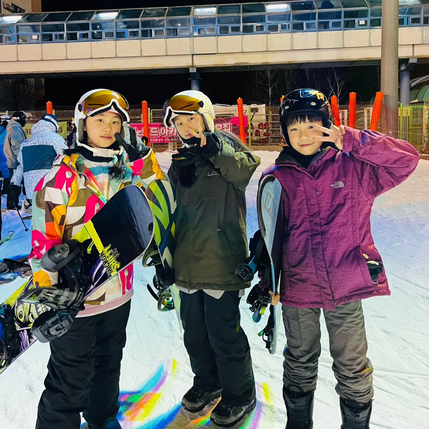 #윌리힐리파크 

사촌 누나, 동생과 보드타기~
몇번 타진 않았지만 운동신경이 좋아서
금새 어울려 보드타는 둘째~

막둥이는 체력좋아,
눈썰매를 16번이나 왔다갔다... 😂

#윌리힐리스키장 #눈썰매 #겨울스포츠즐기기