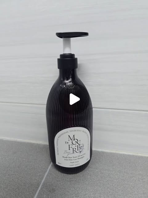 쩡이:D on Instagram: "#협찬 먼프리 맥주효모 탈모샴푸

예전엔 숱이많아서 고민이엿는데..지금은 그 많던
머리숱이 다~어디갓는지..😭😭
머리가 점점 많이 빠지고 빠지다보니 머리볼륨도 안살아나서 스트레스받네요ㅜㅜ 공감하시는분들 많이계시죠?ㅎㅎ;;
정품독일산 맥주효모수로 탈모와 볼륨케어를 동시에해주는 먼프리 맥주효모탈모샴푸!! 💕
넘암에들엇던거는요~~샴푸후 쿨링 느낌이들어 두피가 시원,개운하고 세젱력도좋은거같은데..순한샴푸~♡
게다가 탈모샴푸인데 향까지 좋더라구요👍👍
써보시면 느끼실꺼예요🤩🤩
샴푸가 대용량에다가 패키지도 고급스러워서 욕실분위기도 넘 좋아지고~ 선물용으로 너무 좋을꺼 같아요🩷🩷🩷 
샴푸의 강점들은..
모근에 에너지를 공급해주고 두피 순환,탄력관리
각질제거 두피강화뿐만 아니라 윤기부여케어에 
도움을준답니다 ~🥰🥰
4주사용으로 탈락모발수35%감소 인체적용테스트완료 됫답니다🤩👏👏

✔️독자개발 슈퍼푸드 단백질함유
✔️순한97% 자연유래 성분
.
#김영대샴푸 #탈모샴푸1위 #단백질샴푸 #맥주효모탈모샴푸 #탈모샴푸 #탈모샴푸추천 
#샴푸추천 #탈모케어 #좋아요"