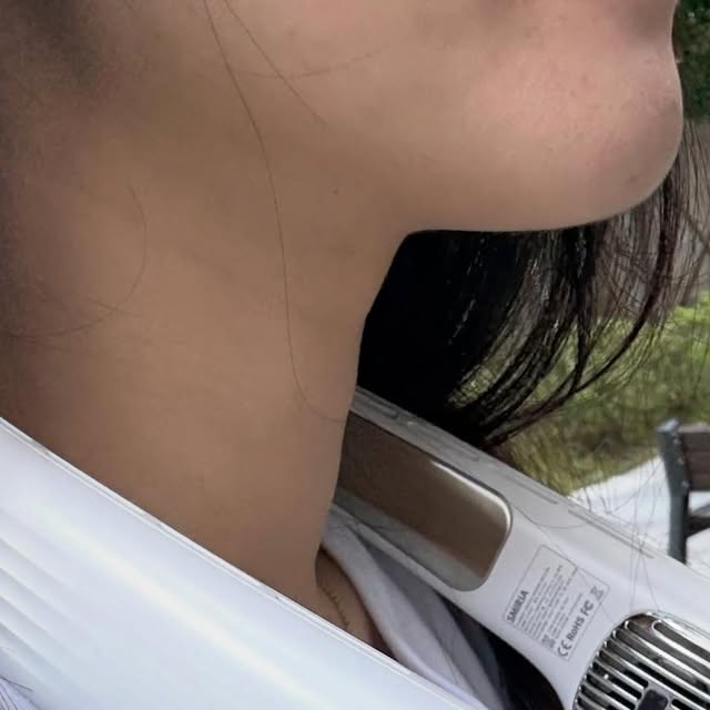 기또먹스타 on Instagram: "#광고

더운 여름 야외활동에 꼭 필요한 #SMIRIA넥풍기 🌬️

운동할 때, 산책할 때 사용하고 있는데 넥풍기 하나만으로 시원함이 달라요!🚶‍♀️

평소에는 손풍기를 사용했는데, 들고다니기 귀찮아서 넥밴드를 사용하게 되었습니다.
목에 걸고 다니는 제품이다 보니 무게가 중요했는데 가볍더라구요??
목에 걸고 다니니 편하고, 모양도 심플하니 예뻐서 힙하고 잘어울려요 ㅎㅎ

SMIRIA 넥풍기는 쿨링 이중 구조로 목이 닫는 부분에는 살짝의 냉감이 느껴지고 넥풍기 위쪽에서 강한 풍력의 시원한 바람이 나와요.

한번 충전하면 10시간 정도 사용할 수 있고
무게가 가볍고 저소음이라 착용했을 때에도 불편함 없이 사용할 수 있어요!
8단계 풍량 조절이 가능하고 넥풍기 각도와 바람 방향을 조절할 수 있어서 DIY바람 가능!!
목 두께에 따라 너비 조절도 가능!

목이 시원하니 체감온도가 확 내려가서 밭일 하는 저희 부모님에게 선물로 사드려고 해요 ㅎㅎ
시원한 여름맞이를 위해 SMIRIA 넥풍기 추천 !!

#SMIRIA선풍기#넥풍기#넥밴드선풍기#목걸이선풍기#선풍기#선풍기추천#휴대용선풍기#충전식선풍기"