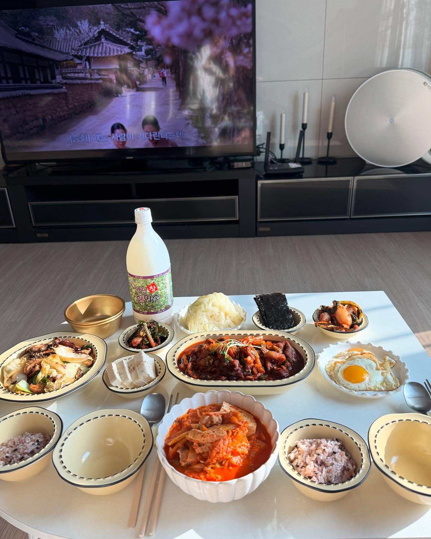 🍽️

일어나서 밍기적대다 #다혜키친 #냉장고털기 
#오징어불고기 #김치찌개 #버섯야채볶음 #막걸리
밥므꼬 쥴려서 누어서 #옥씨부인전 보다 잠들어버림 
눈뜨니 다섯시인거 실화인가 👀
#에라모르겠다 #더잘래 #메리크리스마스 🌿