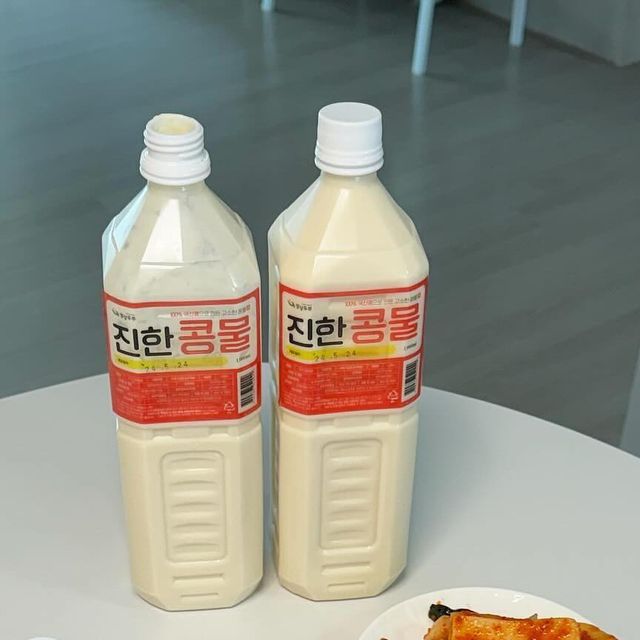 vanseojin on Instagram: "여름 내내 #콩국수 많이 사 먹는데
온라인으로도 쉽게 구입할 수 있는 경상두부 만나봤어요 

🇰🇷 당일생산 당일제조 
당일배송해서 신선하고 맛있네요
백화점 직영 매장에서도 구입할 수 있어요 
🔸️국산 콩 100%
🔸️첨가물 無
국산 콩 100% 로 영양 2배 고소함 2배⬆️

생소면 삶아서 부으니 꾸덕한 질감이 진짜로 진한 크림콩물 그대로 
콩의 고소함이 진하게 느껴지고 
씹으면 씹을수록 고소하고 담백한 콩맛이 너무 맛있답니다 

가장 맛있고 깨끗한 콩물를 위해 당일 제조 
마트에서 판매하는 두유는 모두 유전자변형 수입산 콩으로 공장에서 찍어내는 거라 ,,, 
영양도 있겠지만 
달기만 달고 😆 손이 안 가드라구요

#경상두부 콩국물 은 
싱겁지않고 콩비린내 없고 간이 딱 맞네요 
콩 껍질째 통째로 갈아 영양분이 가득하고 
씹히는 콩맛이 고소해 아이들 건강 간식으로도 최고네요 🙂 
재구매들어가여 `~~

.
경상두부 ▶️ https://smartstore.naver.com/coldpress/products/629354863

#광고
#콩물
#콩국물
#콩국
#진한콩물
#무첨가콩물
#서리태콩물
#국산콩물
#콩국수
#경상두부
#현대백화점콩물"