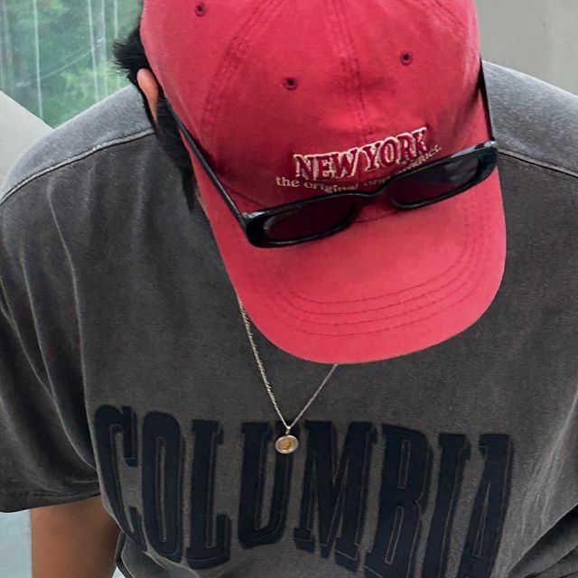 기호 on Instagram: "나랑 다운타우너 먹으러 갈래? #협찬 와이드 데님팬츠 러프한 라인이 맘에 든다 넘어진거 아님😌 밑에 보고 주저앉은거 아님🤗 내가 좋아하는 다운타우너 가기 전에 사진