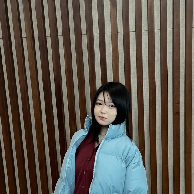 핸쟝 on Instagram: "#광고 즐거운 연말 🎅🏻👀

베이직한 디자인의 하프넥 패딩 ･:*+.\(( °ω° ))/.:+
컬러도 넘 이뿌담서...

#오사와 #셀렉트샵 #패션셀렉트샵 #아담소녀빈티지"