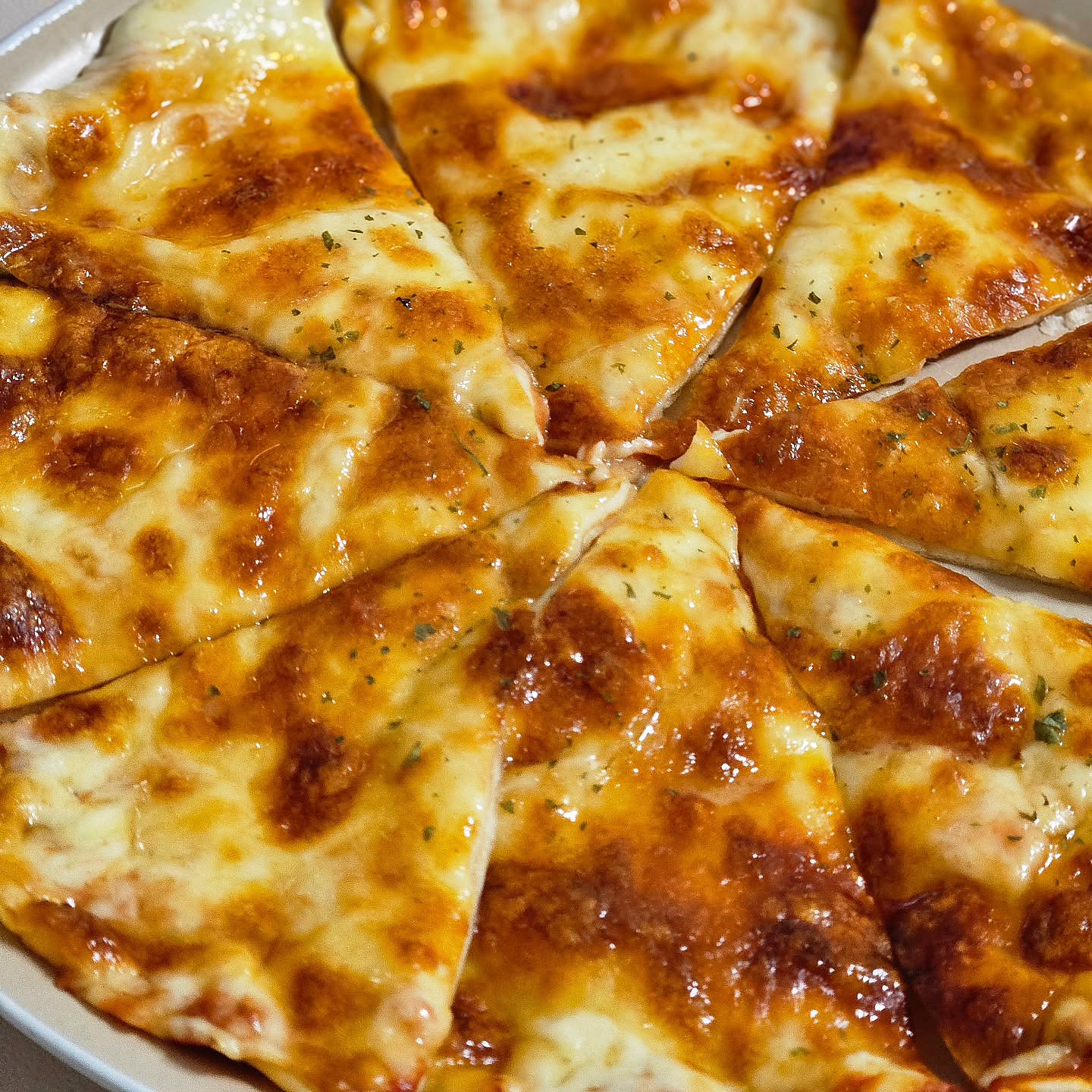 홈메이드 치즈피자 🍕🍕🍕
타바스코 스콜피온 소스 몇 방울이면 울다 가요...🔥