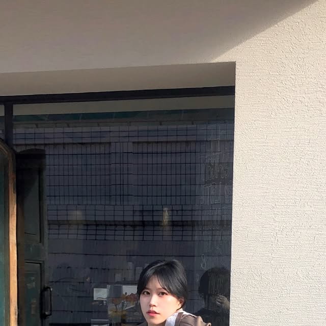 지희 | 카페 • 여행 • 일상 on Instagram: "#협찬 @osawa_official 요즘 내 애착템인 데일리로 들기 딱 좋은 하프문 호보백 ⁎ ˚ 𓂃 𓂂𓏸 부드러운 레더에 자연스럽게 떨어지는 쉐입이 넘 이