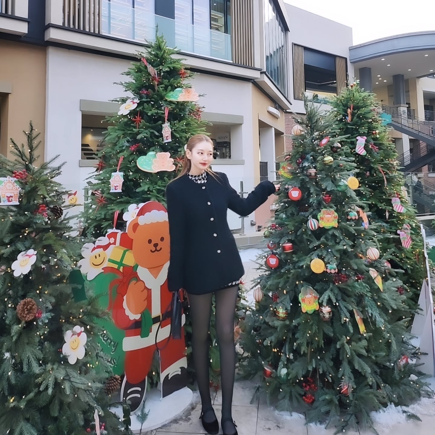 2024 크리스마스🎄

이브에는 기린이랑 홈파티
기린이 해준 석화찜이랑 굴전🦪
사과샐러드와 디저트까지 완벽 

석화찜에 레몬즙+스리라차+고추+마늘 
이조합을 이제야 알다니 그냥 미쳤다❤️

해물라면에 굴을 퐁당🍜
내가 먹어본 해물라면 중 최고👏🏻👏🏻

크리스마스에는 카페투어 갔다가 맛집갔다가 
또 나간김에 시리즈로 집에 갈 생각 없는 오기린과
정신없이 돌아다니고 오니 끝 ㅋㅋㅋㅋㅋㅋㅋㅋㅋ

-

#2024크리스마스 #8번째크리스마스 #고마워 
#굴원없이먹었네 #홈파티 #굴코스요리인줄