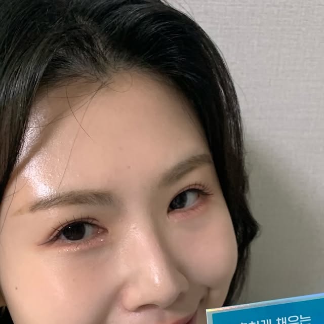 최정원 | 모델•뷰티•패션 on Instagram: "#광고 요즘 건조는 뭔가 다르다. 극심해지는 피부 건조감 ! @official.innerb 아무리 덧발라도 해결되지 않는 건조감이 고민인 사람 ? ✋🏻PC, 스마트폰 등