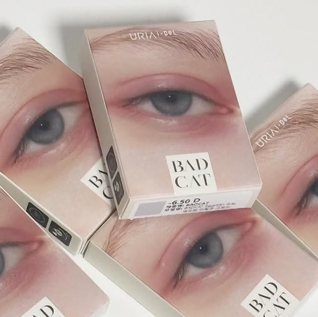 유진 on Instagram: "#광고 3초만에 고양이로 만들어주는 렌즈가 있다🐱?!
아이돌렌즈에서 누구나 앙큼 고양이로 만들어 주는 배드캣 시리즈를 출시했다옹••
터키쉬 블루 / 샴 베이지 / 이집션 그레이 3가지 컬러 중에
내 픽은 터키쉬 블루다옹🐈‍⬛💙

#아이돌렌즈 #아이돌 #렌즈 #뷰티 #배드캣"