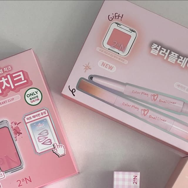 예신 on Instagram: "과즙팡팡 느낌의 메컵을 해보니까 너무 예뻐서 상콤한 느낌을 살리기 위해 알아보가 구매한 투에이엔 화장품 !!💗 

패키징 부터 넘 예쁘구 귀여워서 내꺼 그리구 동생꺼까지 겟 ! 

💗롱 웨어링 파운데이션 미니 / 복숭아
오래 지속되는거두 좋은데, 파우치에 쏙 들어가는 사이즈로 여행에 들고가기에도 넘 좋았던 파운데이션 ! 올영에만 있는 복숭아컬러로 평소 누런 피부까지 싹 잡았눈데 뽀얀 피부표현 딱이다🥹 지속력도 오래 가서 수정화장을 안하게 된다는게 롱 웨어링 ,, 이름이 찰떡인 수준 !! 

💗컬러플레이 듀얼라이너 / 허니 피치
웃을 때만 애교살이 생겨서 무표정일땐 살짝 아쉬운 눈인데 요 듀얼라이너 덕에 더 예쁜 눈이 됐어용 !! 너무 튀지 않으면서도 은은한 펄 덕에 눈이 더 예뻐보이구 삼각존이랑 애교살 아래에 브라운컬러의 라이너를 사용하면 눈이 더더 커보인답니당 

💗듀얼치크 / 버블하트
평소에 블러셔를 엄청 중요하게 여기는데 요 듀얼치크 ㅠㅠㅠ 강추해요 !!! 양볼 코끝 턱끝에 연한 컬러 사용하구, 조금 더 짙은 컬러를 볼에 얹으면 진짜 과즙+아이돌 치크 완송 ....💗 완전 추천합니다 !! 아이섀도우로 얹어도 넘 예쁜 컬러여서 강추강추해요 ! 

💗푸어글래시 하이라이터 / 클리어
코에 섀딩만 하다가 요즘 하이라이터가 넘 눈에 보여서 구매해본건데 ,,, 안했으면 어쩔뻔🥹 코도 더 예뻐지구 그냥 요거요거 너무 예뻐요. 과하지도 않구 얼굴 돌릴때마다 그 콧대라인이 돋보여서 코를 더 예쁘게 해주는게 분명한 아이템입니다 ! 

💗글레이즈 바운싱 틴트 / 레이지
쿨톤웜톤 상관없이 모두가 쓸 수 있는 컬러 ! 글로시하면서도 과하지 않은 광택이 매트한 화장두 물광있는 화장두 모두모두 어울려서 완존 잇템 !! 컬러도 과하지 않고 무난해서 데일리 립으로 등극했답니다 ~~🥰

#올영픽 #올리브영추천템 #올영필수템 #러브버블컬렉션 #롱웨어링파운데이션미니 #컬러플레이듀얼라이너 #투에이엔 #2an"