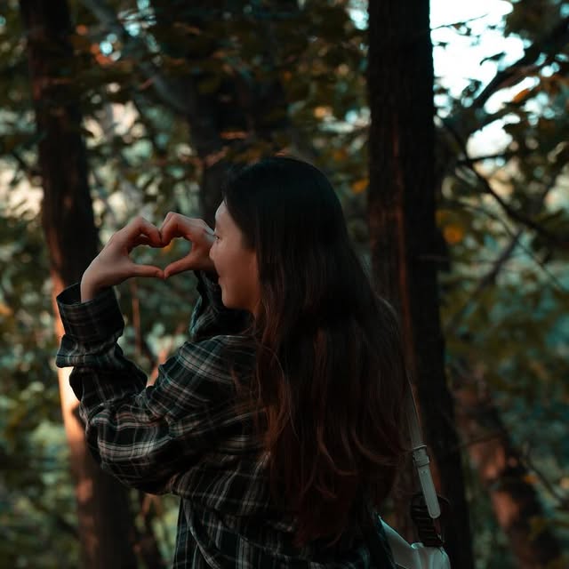 정유진 on Instagram: "#광고  @standarderror_official 

🌳 둘레길과 찰떡인 체크 셔츠 🍃
낮에와 다른 새벽과 저녁에 일교차로 인해 딱 셔츠 한장 걸치면 선선함이 다가오는듯한 가을밤🍂

빈티지하게 스타일링~ 네이비톤과 어울리는 바지와 함께 착장 해보니 넉넉하게 떨어지는 핏이 너무 이쁜핏이에요🩶
얇고 부드러워서 간절기에 딱!!!

남녀공용이라 커플룩으로 입으면 커플인생샷📸
생각보다 실물이 이뻐서 너무 잘입고 다닐것 같은 셔츠🖤
어떠한 느낌도 핏도 살려주는 만능템!
 
📌 제품정보❣️
스탠다드에러 87-STAN081 원포켓 빈티지 오버핏 긴팔 체크 셔츠 네이비 / L 착용
📌브랜드 숍 패키지 
-> https://www.musinsa.com/products/5087052

#스탠다드에러 #standarderror #남여공용셔츠 #셔츠 #셔츠추천 #긴팔셔츠 #오버핏 #체크셔츠 #간절기셔츠 #shirt #checkshirt #Long-Sleeved Check Shirt #빈티지셔츠 #패키지 #1+1패키지 #패션리뷰 #옷리뷰 #협찬모델 #옷협찬"