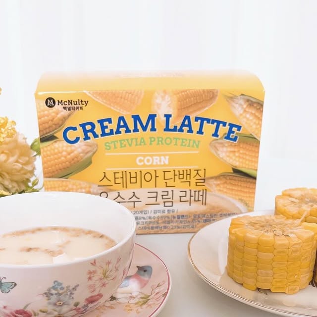 지니~💋 on Instagram: "#협찬
@mcnulty_official
출출한 오후~ 🌽
🎀맥널티 스테비아 단백질 옥수수크림라떼🎀로
집에서도 회사에서도 간편하게 간식으로 즐겨요~🍵
✅옥수수함량 16%!! 원재료를 아낌없이 넣어 
옥수수 본연의 맛이 풍부하고
✅현미 플레이크가 들어있어 씹는 재미까지 더해져
옥수수, 라떼 마니아들 완전 강추‼️
한 포당 단백질 1.43g 이 들어있고
당이 적어 다이어트간식으로도 부담없더라구요
.
구입은 요기➡️
https://bit.ly/stevia_CORN
.
#맥널티 #스테비아옥수수크림라떼 #옥수수 #스테비아 #단백질 #옥수수라떼 #단백질음료 #겨울간식 #맥널티커피 #한국맥널티
#맞팔 #선팔 #맞팔댓글 #맞팔디엠 #일상 #좋아요 #좋반 #데일리 #소통 #선팔은맞팔 #맞팔해요 #follow #followforfollowback #likeforlikes"