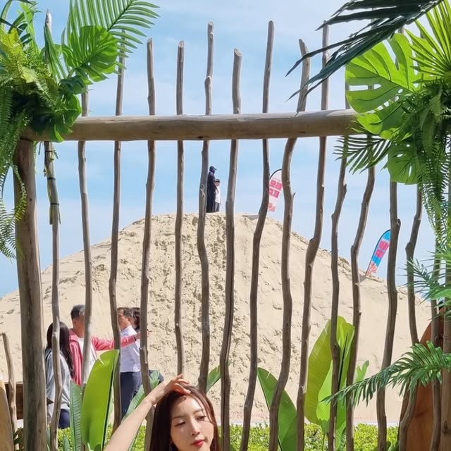 정인희 아나운서 on Instagram: "@rovetom_  이번 부산 여행은 내 최애가방 컬러풀한 짜임이 너무 매력적인 로브톰 써니 토트백과 함께..🧡💛💚
로브톰 가방은 유니크한 디자인과 색감이 넘 예쁜 브랜드인데요🧚
컬러풀한 디자인으로 어떤 코디에도 찰떡으로 가방 하나로 룩 분위기가 확 살아나는 느낌!  어디서든 자연스럽게 어울리는 톤이라 여행 사진을 너무 예쁘게 담아줘요..♡
함께 온 비치타월도 로브톰만의 감성이 가득 담겨서 가방과 세트로 너무 예뽀요! 가장 큰 장점은 진짜 가벼워요!  이것저것 많이 넣어 다녔는데도 어깨에 무리 없이  넉넉한 사이즈 덕분에 챙길 거 많은 여행에서도 딱! 
휴양지 느낌과  빈티지하면서도 유니크한 감성으로 가볍게 툭 들어도 포인트 되는 디자인이라 다가올 여름 여행 가방으로 완전 적끅 추천..🧚

#로브톰 #ROVETOM #써니토트백"