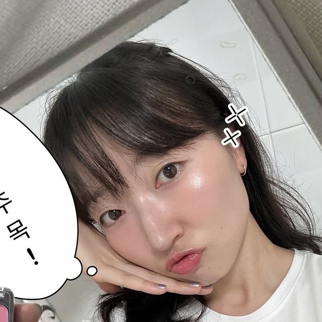 MAENG LOOK🐧 출근룩 데일리룩 on Instagram: "#광고 하.. 투에이엔 색조 고트한 거 공유할 수 있어서 넘 설레네요💓

1번 조합🧡🩷✨
듀얼치크 17호 버블하트
퓨어글래시 하이라이터 ND01 쉘
글레이즈 바운싱 틴트 15호 피치버블
💬 저는 쿨톤이지만 차분하게 연출하고 싶을 때 웜한 색상을 쓰는 편이에요.
버블하트가 웜에 가까운 컬러임에도 쨍한 뽀용함으로 안색을 밝혀주기 때문에 칙칙해지지 않게 중심을 잡아주더라고요! 
하이라이터는 인조적인 느낌보다 자연스럽게 어우러지는 걸 좋아하는데 쉘 컬러는 진주 베이지빛이라 자연스럽지만 덧바를수록 화려하게 발색돼서 좋았어요! (사진 속 광대 빔 미쳤죠🥹✨) 
글레이즈 바운싱 틴트 15호 피치버블도 평소라면 못 바를 색상이지만 블러셔가 색조를 담당해준 덕분에 강약 조절이 돼서 오히려 조화롭게 느껴지더라고요! 이날 거울 볼 때마다 저도 제 얼굴이 만족스러웠어서😇 1위로 채택👑

2번 조합 💗💘
듀얼치크 16호 핑크텐션
글레이즈 바운싱 틴트 16호 슈가버블
💬 고의 아니게 16호로만 메이크업해서 16 조합이라고 명명해볼게요. 사실 이 16 조합은 세트 기획으로 판매해야 한다고 생각합니다. 왜냐하면 조화가 미쳤거든요.. 그나저나 이날 땀 흘릴 정도로 고된 집안일을 한 후 그대로 기절해서 낮잠자고 일어났는데도 블러셔가 남아있어서 깜짝 놀랐어요? 듀얼치크 지속력이 미쳤습니다. 

3번 조합 🤍🩷
듀얼치크 06호 핑크페탈
퓨어글래시 하이라이터 IV01 슈가베일 
글레이즈 바운싱 틴트 9호 캔디츄
💬 듀얼치크 16,17호에 비해 6호는 차분하지 않을까 생각했으나 막상 볼에 올려보면 이것도 뽀용함이 장난아닙니다.(positive) 쨍하지 않은 뽀용함을 찾는다면 이겁니다!! 
슈가베일 하이라이터는 글레이즈 도넛 같은 말 그대로 설탕광입니다! 반짝임이 너무 예쁘고 웜쿨 타지 않는 색상이라 더 활용도가 높을 것 같아요. 
그리고 쨍한 립 잘 받는 쿨톤이면 자동으로 마음이 동할 캔디츄 색상 ㅋㅋ 역시 배신 없었습니다 💞

🍑꿀팁! 
저는 21호 피부라서 20호 복숭아 컬러 롤웨어링파운데이션 미니를 블러셔 올릴 위치와 코 중간 부분에 사용했는데 자연스럽게 컨투어링도 되고 블러셔 색감도 더 뽀용하게 올라와서 너무너무 만족스러웠습니다 💓

곧 올영 세일인데 색조맛집 투에이엔 함 츄라이해 보세요! 
어느순간 깔별로 모으고 있는 자신을 발견하게 될 겁니다🙊

#올영픽 #올리브영추천템 #올영필수템 #러브버블컬렉션 #롱웨어링파운데이션미니 #투에이엔듀얼치크 #퓨어글래시하이라이터 #글레이즈바운싱틴트 #컬러플레이듀얼라이너"