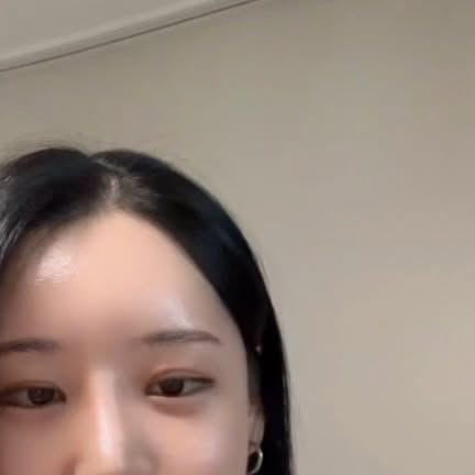 🫶 on Instagram: "#광고

💜요새 환절기라 눈가랑 팔자쪽에 쉽게 건조 해지마련인데 눈 가 입가 팔자 쪽 바로 촉촉하게 해지니 잔주름에도 좋고 향도 순하니 좋아요~

이마트 전용, 갓성비 안티에이징 화장품 
글로우:업 바이 비욘드 3탄 출시
지치고 당기는 피부에 촘촘 영양 충전 탄탄 장벽 케어

1. 영양장벽 Ux3 볼륨샷 컨센트레이트 
  15ml / 4,950원 / 주름개선기능성
  쌀알보다 작은 3개의 마사지볼이 롤링되며 
  눈가, 광대밑, 턱 피부 마사지 
  광대밑 피부 처짐 6.9% 개선*

2. 영양장벽 크림 
  50ml / 4,950원 / 주름개선기능성
  120시간* 강력 보습! 
  윤기X영양X장벽을
  모두 케어해주는 
  올케어 안티에이징 크림
  999ppm프로틴**함유

*엘리드 / 2025.6.25~7.25 / 23명
**하이드롤라이즈드식물성단백질

💚오직 이마트 및 SSG 온라인몰에서~
 

#글로우업바이비욘드#영양장벽#쓰리볼볼륨샷#가성비화장품#오직이마트에서만#SSG"