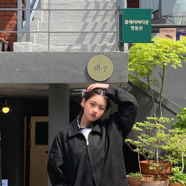 김효빈 | 패션 크리에이터 on Instagram: "#협찬 
요즘같은 날씨에 딱인 델룩😎
 
카라넥이라 편하고
뒷면 핀턱 포인트까지 디테일 완전 주사위 6••🎲
 
 
 
 
 
 
#아이러니포르노화이트라인 #IRONYPORNOWHITELINE #남여공용자켓 #자켓 #레더자켓 #스웨이드자켓 #아우터 #레더 #데일리룩 #자켓추천 #JACKET #LEATHERJACKET #SUEDEJACKET"
