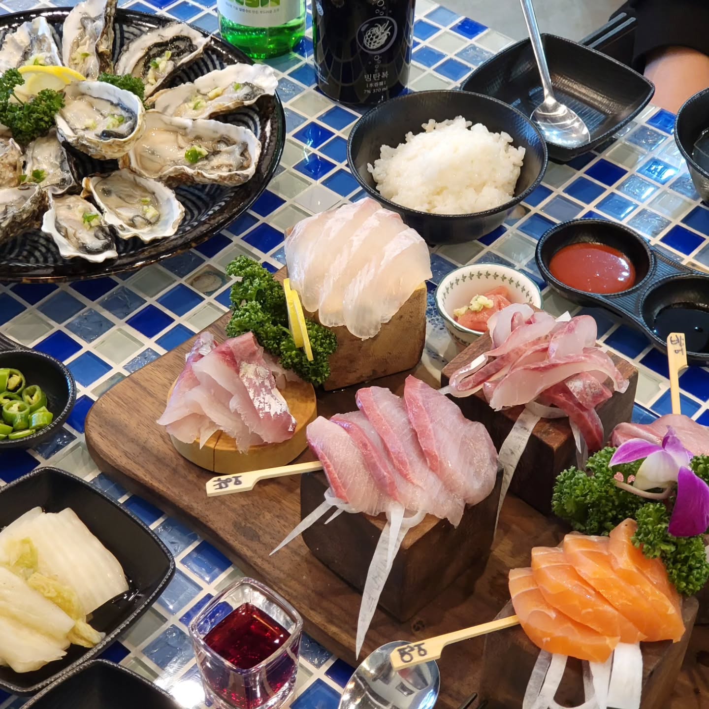 🐟🐚🪸
싱싱한 해산물이 생각나면 방문하는 어부장.
오픈 할 때부터 지금까지 매번 방문할때마다 만족했던곳이랍니다.😍
제철 메뉴들도 있으니 회 좋아하는분들이라면 방문해 보세요.🩷

#인천검단신도시맛집 #인천아라동맛집 #검단신도시맛집 #아라동맛집 #어부장 #어부장검단신도시점